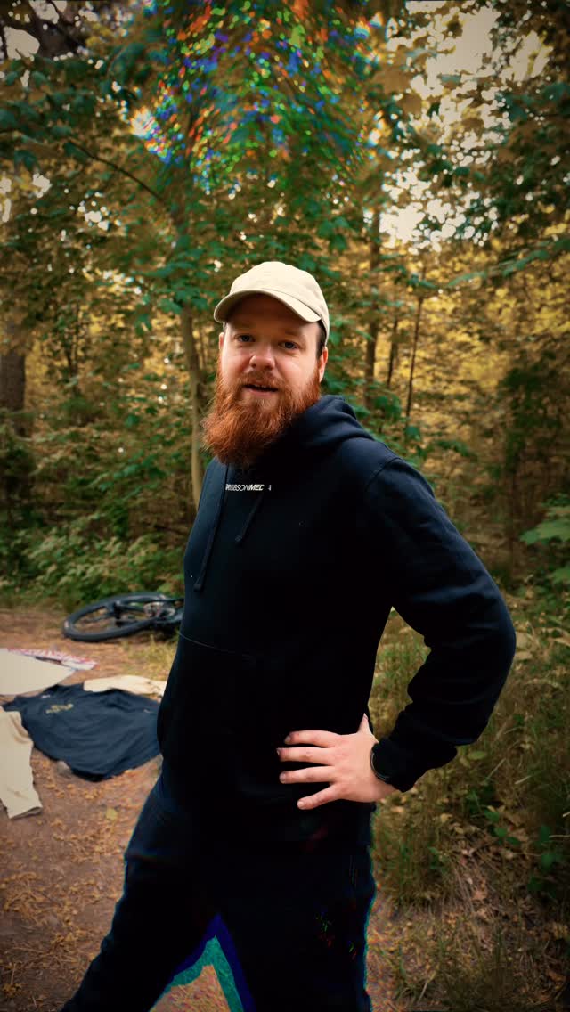 Behind the scenes från inspelningen av vår MTB-film för @westcoastbikessweden 🚵‍♂️

Det färdiga resultatet ser ofta enkelt ut, men bakom varje klipp ligger planering, vandringar genom skogen, kamerariggar, omtagningar och en hel del kreativ problemlösning.

Här får ni en inblick i hur vi skapade filmen tillsammans med Hugo Gribbling och Cannondale Moterra 1 ute på stigarna i södra Sverige.

Vilken del av filmproduktionen vill ni se mer av?
#BTS #BehindTheScenes #Filmmaking #MTB #Cannondale