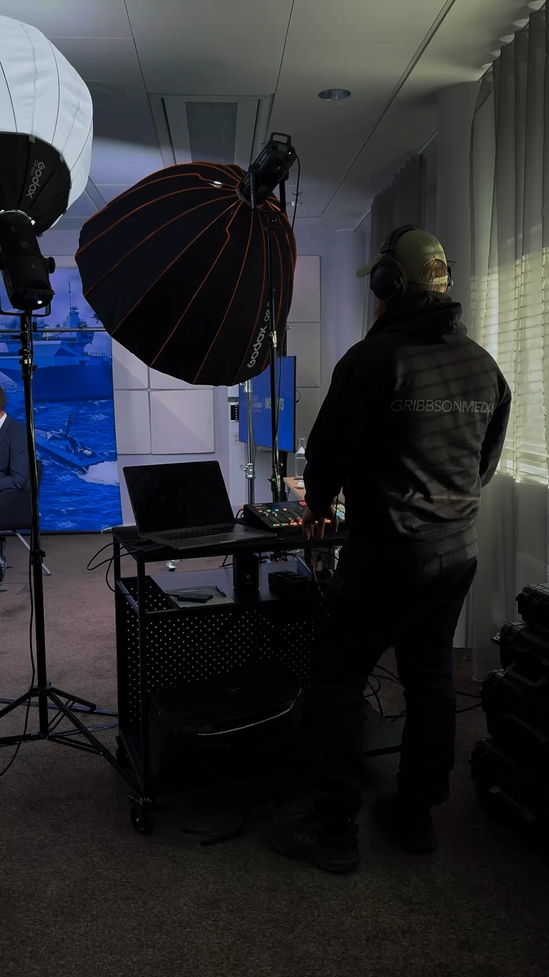 Vi på Gribbson Media skapar intervjuer som känns äkta.
Där människor får ta plats, och budskap faktiskt går fram.

Bakom varje produktion ligger ett tydligt fokus på rätt ljus, rent ljud och en helhet som bygger förtroende – både framför och bakom kameran.

Oavsett om du behöver innehåll till webb, sociala medier eller kampanjer, hjälper vi dig att ta fram en lösning som passar just dig.

Kontakta oss för offert.
www.gribbsonmedia.se